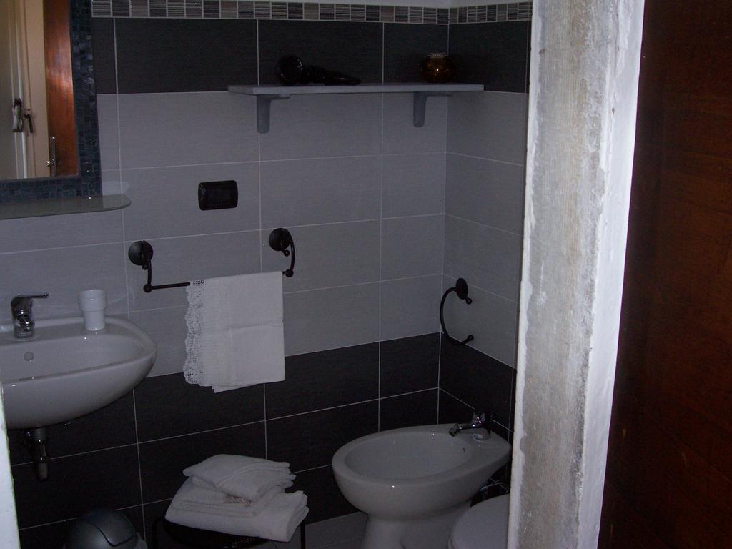 Le Travi Panzió Sarzana Szoba fotó